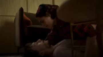 Chemise décontractée Anthropologie Pilcro portée par Teri (Nava Mau) comme on le voit dans Bébé renne (S01E05)