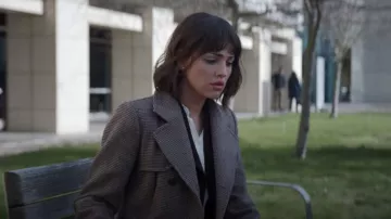 Manteau long à carreaux Sandro porté par Auggie Salazar (Eiza González) comme on le voit dans 3 Body Problem (S01E02)