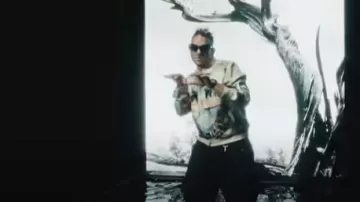 Amiri White Cherub Palms Jacket porté par Ovy On The Drums dans BLESSD ❌ OVY ON THE DRUMS - MÍRAME ???????? (VIDEO OFICIAL)