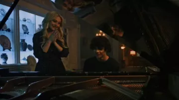 El vestido corto estampado de Kooples con fruncido usado por Lexy Cross (Alyvia Alyn Lind) como se ve en Chucky (S03E06)