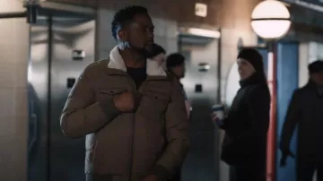 Doudoune à fermeture éclair intégrale bordée de fourrure Reiss Mist Fux portée par Jahir Hipps dans Elsbeth (S01E05)