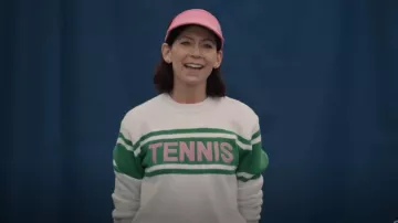 Visière extensible à logo Lucky in Love portée par Elsbeth Tascioni (Carrie Preston) comme on le voit dans Elsbeth (S01E05)