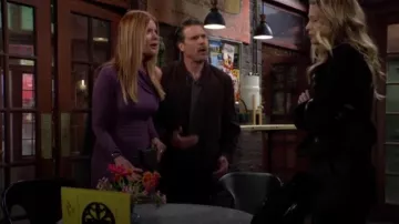 Vestido de punto asimétrico de Elisabetta Franchi usado por Phyllis Summers (Michelle Stafford) como se ve en The Young and the Restless el 17 de abril de 2024