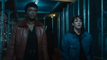 Chloe Sheared-Collar Bomber Jacket w / Broderie Anglaise-Pockets porté par l’agent spécial Tiffany Wallace (Katherine Renee Turner) comme on le voit dans FBI (S06E09)