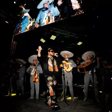 Who Decides War Vaqueros de vidriera Black Flame usado por Jesús Ortiz Paz en la cuenta de Instagram @jesusortizpazfr