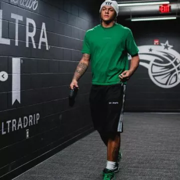 Calcetines con logotipo vertical blanco y verde Chrome Hearts usados por Paolo Banchero en la cuenta de Instagram @orlandomagic