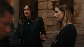 Veste de tailleur Alexander McQueen portée par la détective Olivia Benson (Mariska Hargitay) comme on le voit dans Law & Order : Special Victims Unit (S25E10)