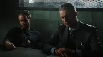 Traje italiano de cabeza de clavo de la firma Banana Republic usado por el detective Dominick 'Sonny' Carisi, Jr. (Peter Scanavino) como se ve en Law & Order: Special Victims Unit (S25E10)