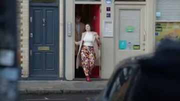 Anthropologie Le jean large court Colette Denim de Maeve porté par Teri (Nava Mau) dans Baby Reindeer (S01E07)