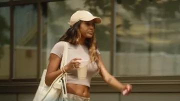 Skims New Vintage Crop Raglan T Shirt porté par Ciara Miller comme on le voit dans Summer House (S08E08)