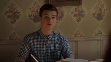 Chemises à carreaux à manches courtes pour garçons Gap portées par Sheldon Cooper (Iain Armitage) comme on le voit dans Young Sheldon (S07E08)