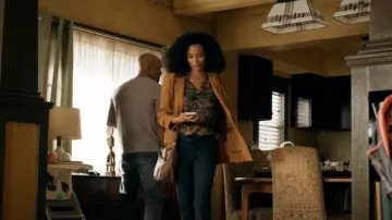 Bella Dahl Half Placket Top porté par Nichelle Carmichael (Rochelle Aytes) comme on le voit dans S.W.A.T. (S07E08)