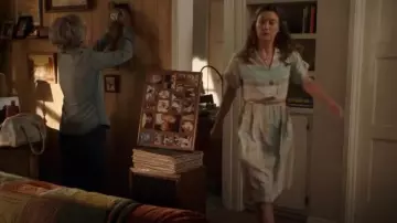 Vintage des années 70 des années 80 Sears Dolman à manches courtes rayé ceinturé robe portée par Mary Cooper (Zoe Perry) comme on le voit dans Young Sheldon (S07E08)