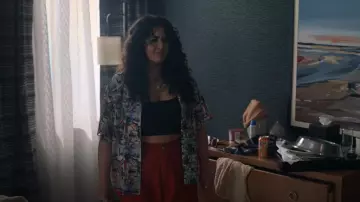Top de Sandy Liang Imo usado por Lola Rahaii (Natasha Behnam) como se ve en Las chicas en el autobús (T01E07)