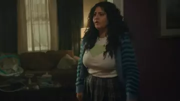 Sudadera con capucha de punto de pestañas Collusion usada por Lola Rahaii (Natasha Behnam) como se ve en The Girls on the Bus (S01E07)