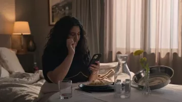 Adidas x Ivy Park Top corto de punto de talla grande para mujer usado por Lola Rahaii (Natasha Behnam) como se ve en Las chicas en el autobús (S01E07)