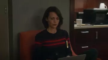 Suéter de Sonia Rykiel usado por Grace Gordon Greene (Carla Gugino) como se ve en Las chicas en el autobús (T01E07)