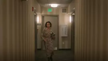 Bata floral hasta la rodilla de Hanro usada por Grace Gordon Greene (Carla Gugino) como se ve en Las chicas en el autobús (T01E07)