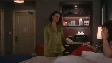 Pijama de Olivia Von Halle Coco usado por Grace Gordon Greene (Carla Gugino) como se ve en Las chicas en el autobús (T01E07)