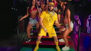 Shorts de baño amarillos con el logotipo 4G de Givenchy usados por El Alfa en El Alfa ''El Jefe'' - La Leche Materna (Video Oficial 4K)