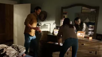 Mother The Mid Rise Rider Ankle Fray worn by Geri Broussard (Odette Annable) as seen in Walker (S04E03)