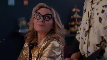 Glamorous TV series outfits: Kim Cattrall is wearing Gold Jacket to portray Madolyn Addison in season 1, episode 5