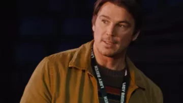 Atuendos de Trap Movie: Josh Hartnett lleva una sobrecamisa color canela para interpretar a Cooper