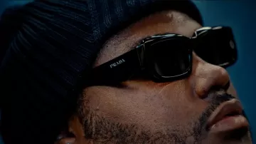 Gafas de sol Prada Black Rectangular Symbole usadas por Tee Grizzley en Tee Grizzley - Sufrir en silencio [Video oficial]