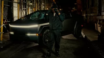 Pantalon cargo Prada Black Re Nylon Buckle porté par Tee Grizzley en Tee Grizzley - Suffer In Silence [Vidéo officielle]