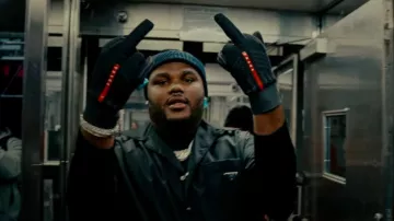Gants coupe-vent Prada en tricot noir portés par Tee Grizzley en Tee Grizzley - Suffer In Silence [Vidéo officielle]