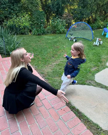 Minifalda plisada Patou en fieltro de mezcla de lana usada por Emma Roberts en su historia de Instagram el 20 de abril de 2024