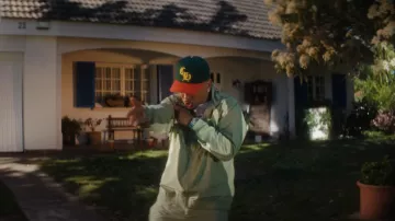 Chapeau Miami Chrome Hearts Vert & Orange porté par Ozuna à Ozuna, Bad Gyal - Guay (Video Oficial)