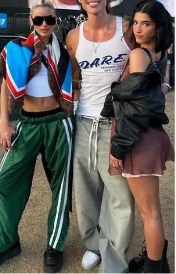 Bolso femenino de cuero cepillado de Prada usado por Charli D'Amelio en Coachella el 20 de abril de 2024