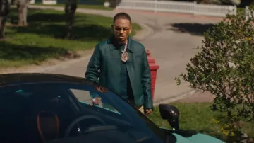 Surchemise Louis Vuitton en cuir gaufré à logo vert sapin portée par Ozuna à Ozuna, Bad Gyal - Guay (Video Oficial)
