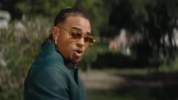 Lunettes de soleil rectangulaires transparentes jaunes Chrome Hearts portées par Ozuna à Ozuna, Bad Gyal - Guay (Vidéo officielle)