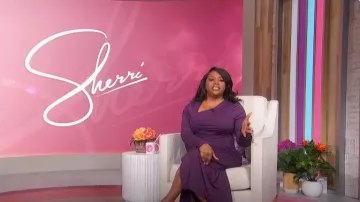 Rachel Parcell Vestido midi fruncido asimétrico usado por Sherri Shepherd visto en Sherri el 18 de abril de 2024