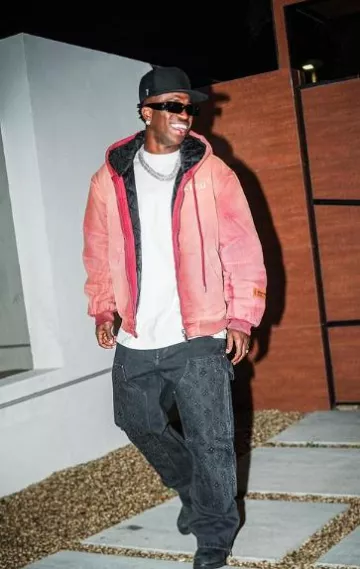 Veste de travail Heron Preston Red Faded STFU portée par Vinícius Júnior sur le compte Instagram @vinijr