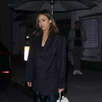 Collier oiseau Jacquie Aiche Teardrop Pave Diamond in Flight porté par Jessica Alba lors d’un dîner de feuilles chez M. Chow, Beverly Hills, Ca le 19 avril 2024