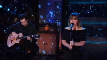 Falda larga con flecos asimétricos de Herve Leger usada por Kelly Clarkson como se ve en The Kelly Clarkson Show el 18 de abril de 2024