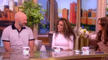 Polo Billy Reid Stripe Sweater usado por Corey Stoll como se ve en The View el 19 de abril de 2024