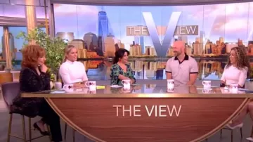 Veronica Beard Pernia Blusa de cuello alto de punto acanalado usado por Sara Haines como se ve en The View el 19 de abril de 2024