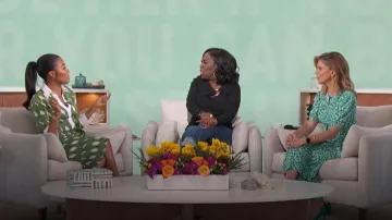 Falda estilo pareo estampada de Dries van Noten Sinas usada por Emma Grede como se vio en The Talk el 19 de abril de 2024