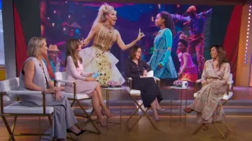 Blusa de seda floral vintage pastel suave de L'Agence Nina usada por Deborah Cox como se ve en Good Morning America el 19 de abril de 2024