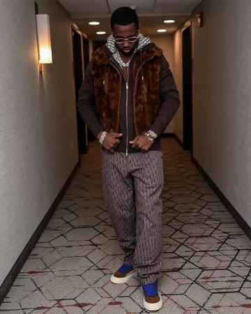Sudadera con capucha con cremallera forrada oblicua marrón oscuro Dior usada por Fabolous en la cuenta de Instagram @myfabolouslife