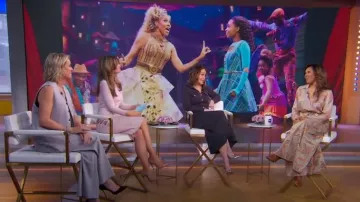 L'Agence Chantae Soft Pastel Vintage Floral Paperbag Puddle Pants usado por Deborah Cox como se ve en Good Morning America el 19 de abril de 2024