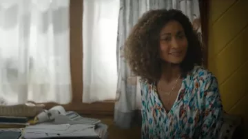 Blusa estampada de Zara con nudo usada por Sydney Shandon (Lindura) como se ve en Sullivan's Crossing (S02E01)