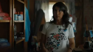 T-shirt Anne Mulaire Metis Bloom porté par Edna Cranebear (Andrea Menard) dans Sullivan’s Crossing (S02E01)