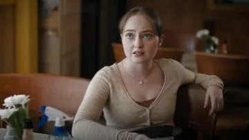 Cárdigan de Wilfred Santorini usado por Clover como se ve en Sullivan's Crossing (S02E02)