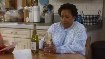 Cárdigan Jordan Flight Jacquard Knit en azul usado por Lucretia Turner (Wanda Sykes) como se ve en The Upshaws (T05E01)