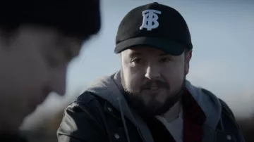 Gorra de béisbol con el logotipo de Burberry usada por Jack Rooney (John Bradley) como se ve en 3 Body Problem (S01E02)